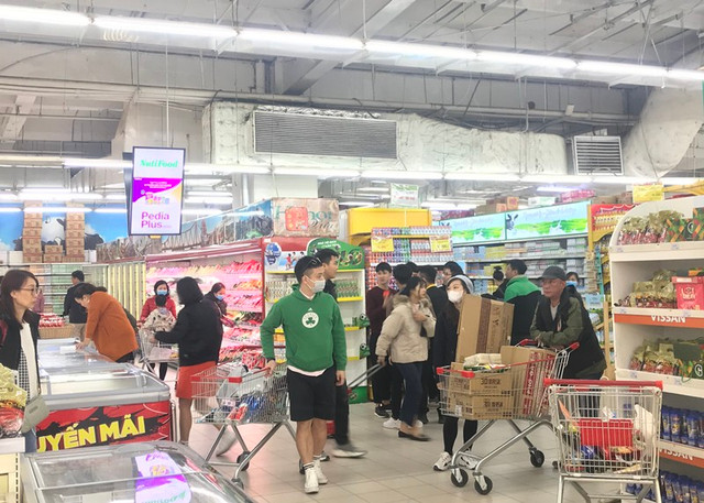 Thịt và rau củ quả ở các siêu thị Hà Nội 'cháy hàng' do dịch Corona Thit va rau cu qua o cac sieu thi Ha Noi 'chay hang' do dich Corona