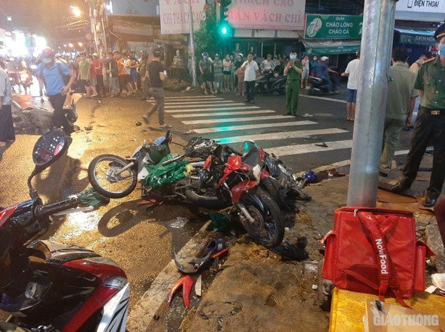 Lời khai của nữ tài xế 23 tuổi lái ô tô đâm nhiều xe máy: Do đạp nhầm chân ga Loi khai cua nu tai xe 23 tuoi lai o to dam nhieu xe may: Do dap nham chan ga