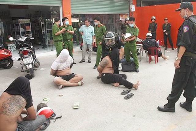 Triệt phá băng nhóm thu tiền bảo kê buôn bán tại KNC Thạnh Phú Triet pha bang nhom thu tien bao ke buon ban tai KNC Thanh Phu