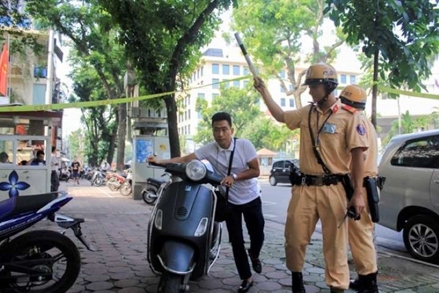 Mức phạt khi người chạy xe máy, ô tô trên đường thiếu giấy tờ - Hình 2 Muc phat khi nguoi chay xe may, o to tren duong thieu giay to-Hinh-2