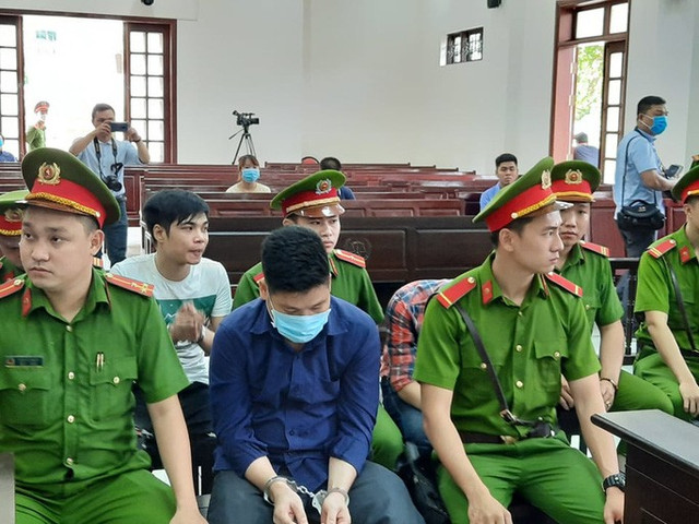 Tình tiết bất ngờ trong phiên xét xử Giang '36' vây xe chở công an Tinh tiet bat ngo trong phien xet xu Giang '36' vay xe cho cong an