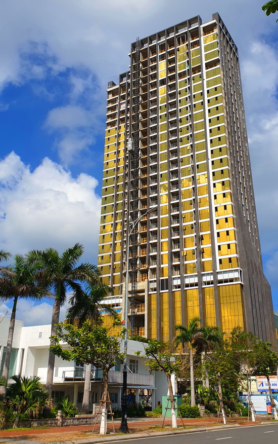 Chân dung ông chủ toà nhà Risemount Apartment dát vàng gây chói mắt ở Đà Nẵng Chan dung ong chu toa nha Risemount Apartment dat vang gay choi mat o Da Nang