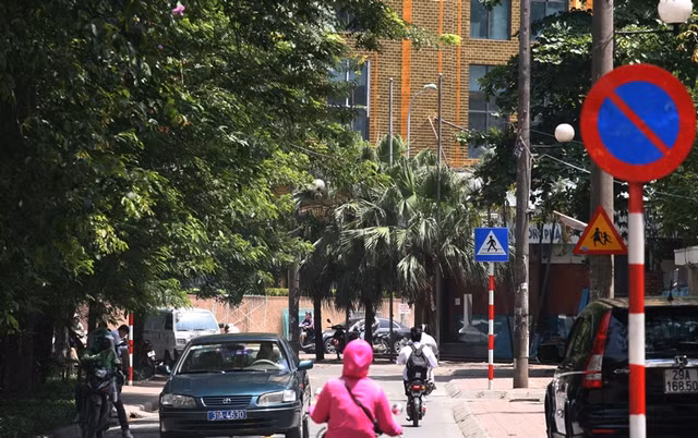 Can canh toa nha dat vang 24k Ha Noi Golden Lake choi loa giua nang nong-Hinh-12