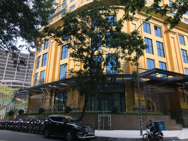 Can canh toa nha dat vang 24k Ha Noi Golden Lake choi loa giua nang nong-Hinh-6