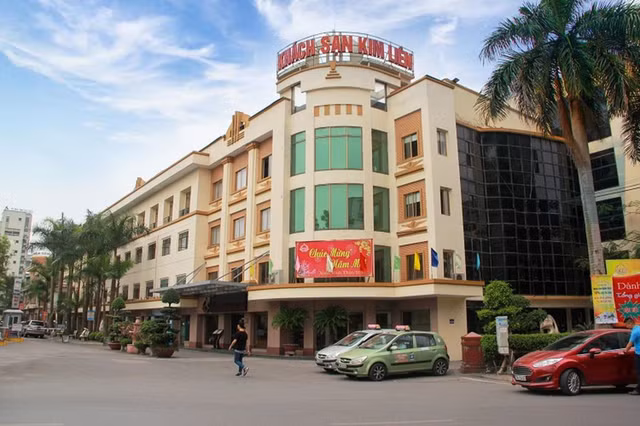 Ai thay khi bau Thuy roi ghe chu tich khach san Kim Lien?