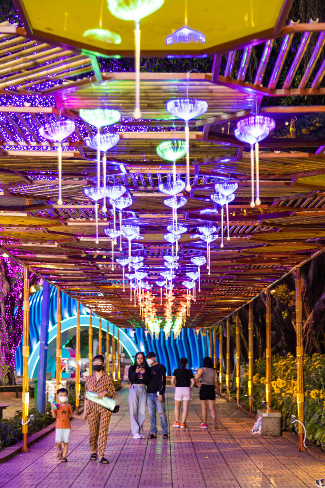 “Vui quên lối về” tại những con phố đi bộ rực rỡ sắc màu dịp Tết - Hình 11 “Vui quen loi ve” tai nhung con pho di bo ruc ro sac mau dip Tet-Hinh-11