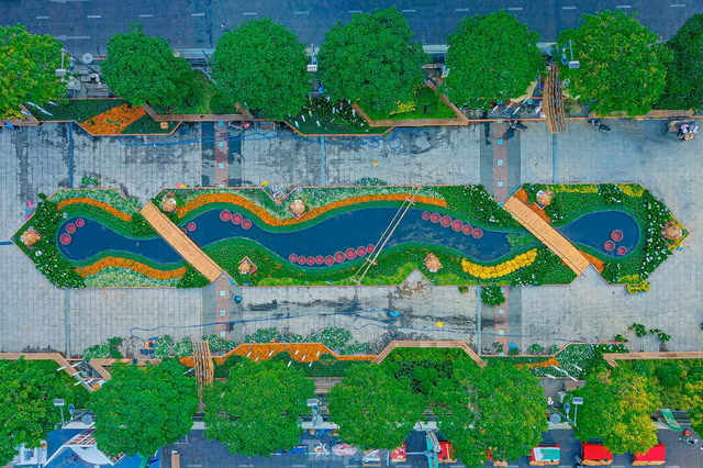 “Vui quen loi ve” tai nhung con pho di bo ruc ro sac mau dip Tet