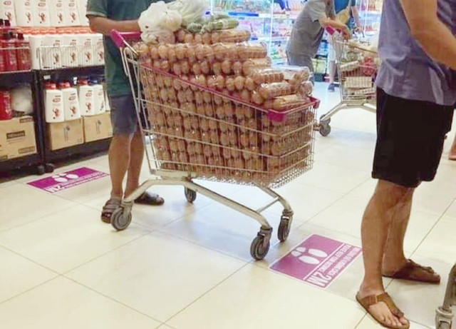 Luật sư nói về vụ gom hàng siêu thị bán giá cao Luat su noi ve vu gom hang sieu thi ban gia cao