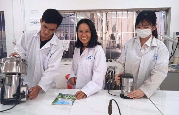 PGS.TS Lê Thị Kim Phụng: Cứ theo đuổi tận cùng đam mê, quả ngọt sẽ tới PGS.TS Le Thi Kim Phung: Cu theo duoi tan cung dam me, qua ngot se toi