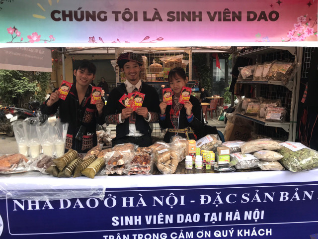 Nhung sinh vien mang “khoi bep” xuong pho xuyen Tet-Hinh-6