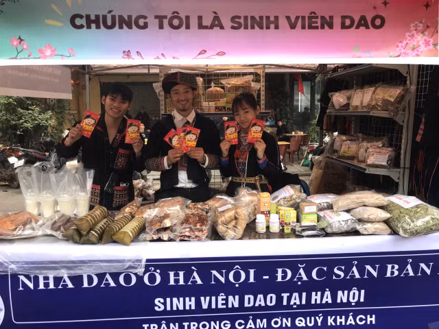 Nhung sinh vien mang “khoi bep” xuong pho xuyen Tet-Hinh-6