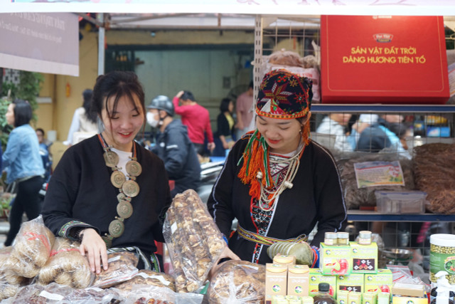Nhung sinh vien mang “khoi bep” xuong pho xuyen Tet