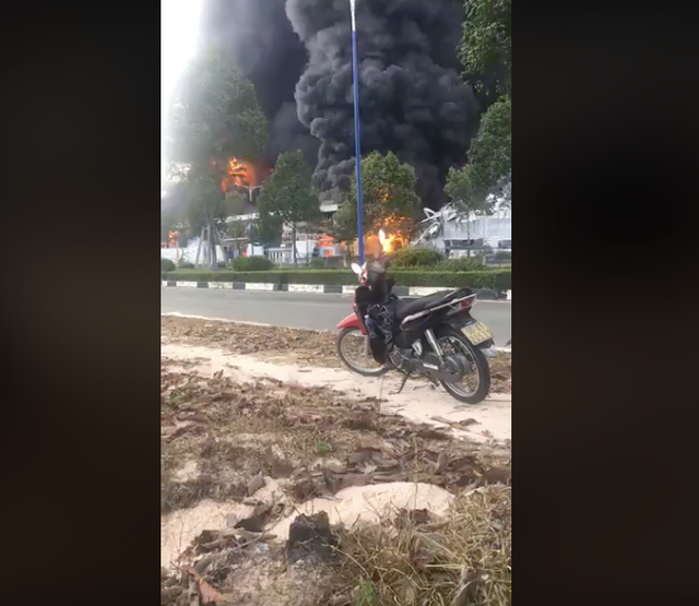 Công ty mút xốp tại khu công nghiệp Mỹ Phước chìm trong biển lửa Cong ty mut xop tai khu cong nghiep My Phuoc chim trong bien lua