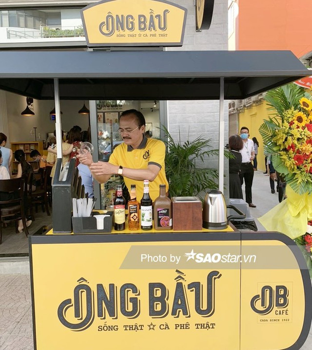 Cận cảnh 2 đại gia giàu nức tiếng Sài Gòn bưng bê cà phê, đứng phục vụ khách Can canh 2 dai gia giau nuc tieng Sai Gon bung be ca phe, dung phuc vu khach
