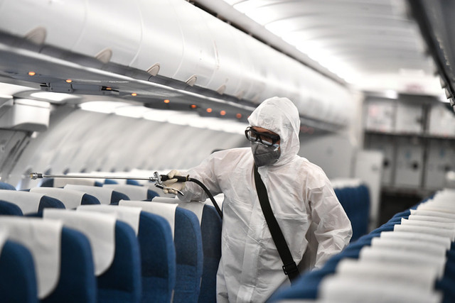 Cảnh phun thuốc khử trùng máy bay Vietnam Airlines chống virus corona - Hình 5 Canh phun thuoc khu trung may bay Vietnam Airlines chong virus corona-Hinh-5