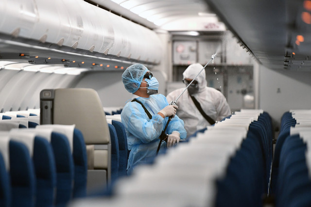 Cảnh phun thuốc khử trùng máy bay Vietnam Airlines chống virus corona - Hình 8 Canh phun thuoc khu trung may bay Vietnam Airlines chong virus corona-Hinh-8