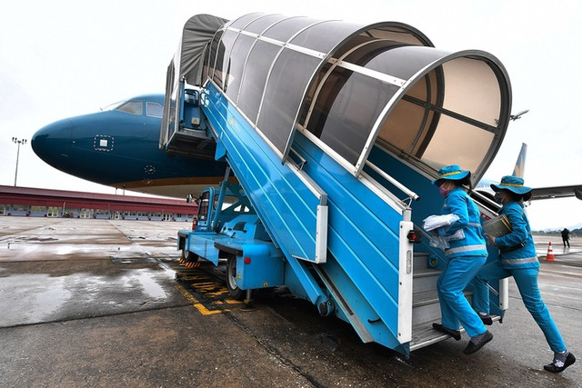 Cảnh phun thuốc khử trùng máy bay Vietnam Airlines chống virus corona - Hình 9 Canh phun thuoc khu trung may bay Vietnam Airlines chong virus corona-Hinh-9