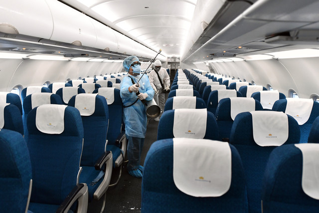 Cảnh phun thuốc khử trùng máy bay Vietnam Airlines chống virus corona Canh phun thuoc khu trung may bay Vietnam Airlines chong virus corona