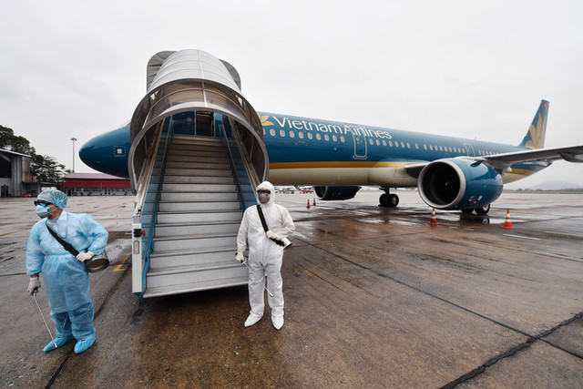 Cảnh phun thuốc khử trùng máy bay Vietnam Airlines chống virus corona - Hình 2 Canh phun thuoc khu trung may bay Vietnam Airlines chong virus corona-Hinh-2