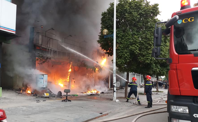 Hà Nội: Cháy cửa hàng cháo ếch Singapore, người dân hoảng loạn - Hình 2 Ha Noi: Chay cua hang chao ech Singapore, nguoi dan hoang loan-Hinh-2