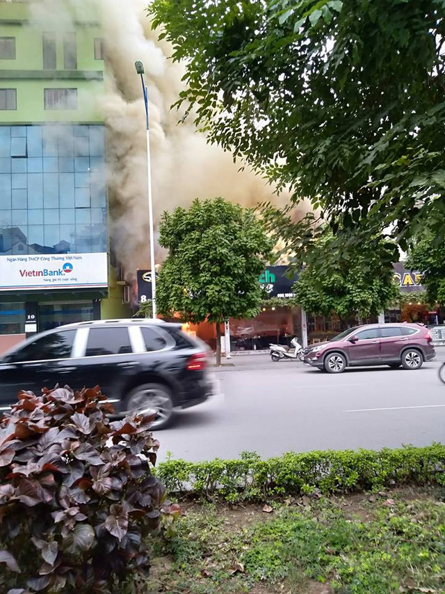 Hà Nội: Cháy cửa hàng cháo ếch Singapore, người dân hoảng loạn Ha Noi: Chay cua hang chao ech Singapore, nguoi dan hoang loan