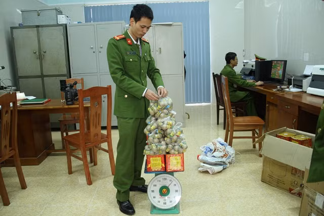 Nhan vien cong chung cho phao di ban kiem loi dip Tet Nguyen dan-Hinh-2