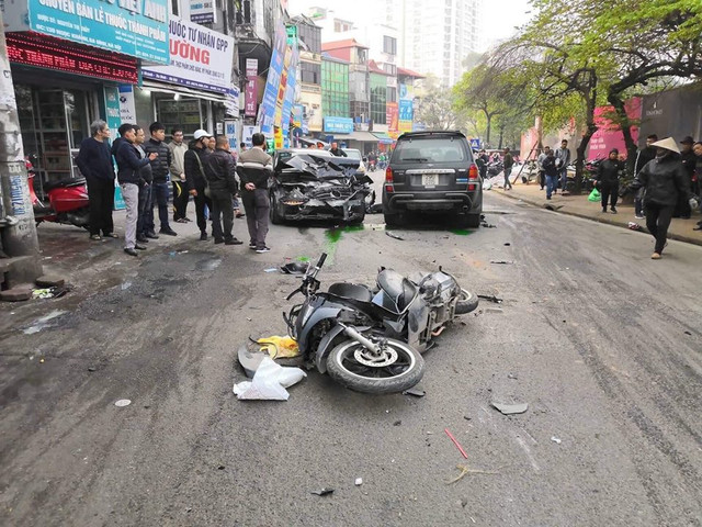 Video: Kinh hoàng ô tô “điên” đâm hàng loạt người tại Hà Nội Video: Kinh hoang o to “dien” dam hang loat nguoi tai Ha Noi
