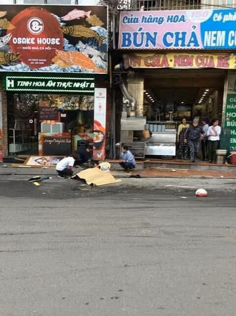 Video: Kinh hoang o to “dien” dam hang loat nguoi tai Ha Noi-Hinh-2