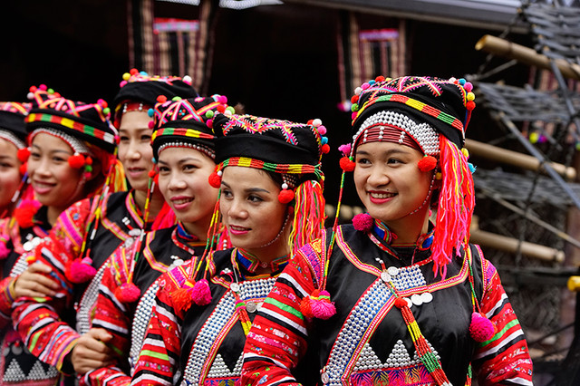 Doc dao tuc xem boi bang gan lon cua nguoi Ha Nhi