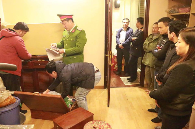 Tiểu thương nói gì sau khi trùm bảo kê chợ Long Biên Hưng “kính” bị bắt? - Hình 3 Tieu thuong noi gi sau khi trum bao ke cho Long Bien Hung “kinh” bi bat?-Hinh-3