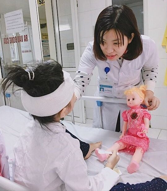 Bé gái 6 tuổi bị chó 30kg cắn chi chít lên mặt Be gai 6 tuoi bi cho 30kg can chi chit len mat