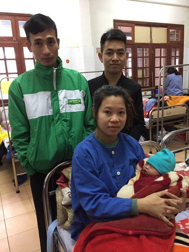 Bé trai “đẻ rơi” trên xe taxi đúng khoảnh khắc giao thừa Be trai “de roi” tren xe taxi dung khoanh khac giao thua