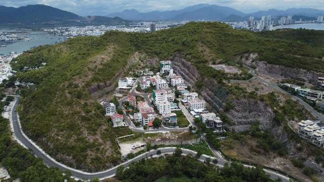 'Cắt ngọn' nhiều công trình vi phạm tại dự án Ocean View Nha Trang - Hình 11 'Cat ngon' nhieu cong trinh vi pham tai du an Ocean View Nha Trang-Hinh-11