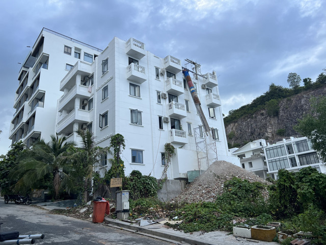 'Cắt ngọn' nhiều công trình vi phạm tại dự án Ocean View Nha Trang - Hình 3 'Cat ngon' nhieu cong trinh vi pham tai du an Ocean View Nha Trang-Hinh-3