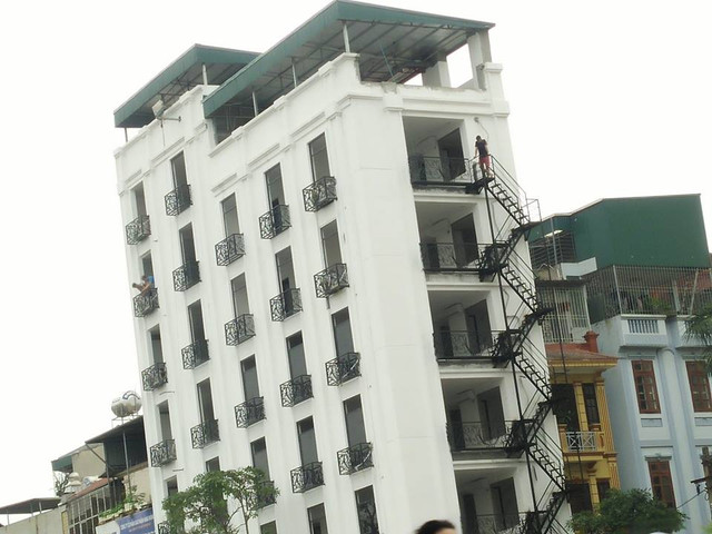 Hà Nội: Công trình gần UBND phường Thanh Nhàn ngang nhiên xây vượt tầng? Ha Noi: Cong trinh gan UBND phuong Thanh Nhan ngang nhien xay vuot tang?