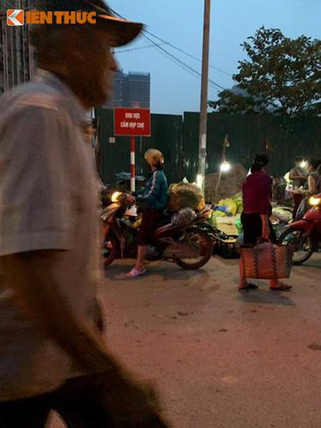 Chủ tịch phường Dịch Vọng Hậu có “trảm” được chợ tạm, không phép? - Hình 2 Chu tich phuong Dich Vong Hau co “tram” duoc cho tam, khong phep?-Hinh-2