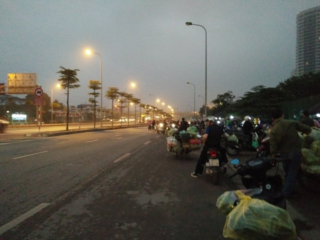Hà Nội: Chợ tạm, không phép "mọc" ngang nhiên tại quận Cầu Giấy Ha Noi: Cho tam, khong phep