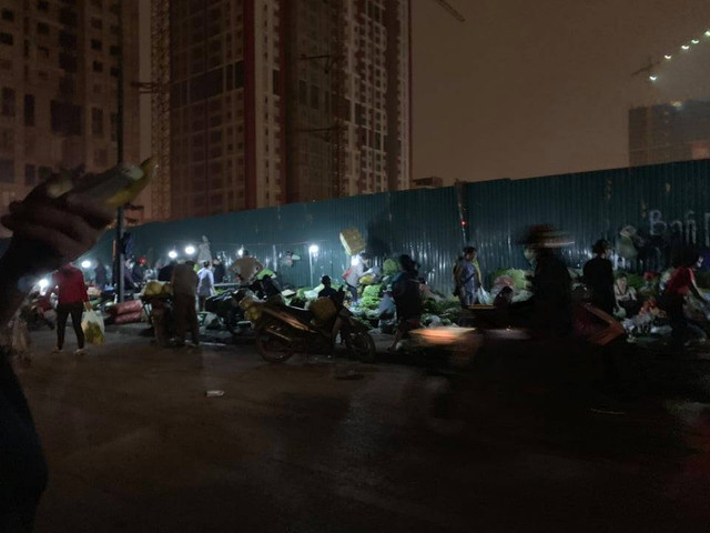 Hà Nội: Chợ tạm, không phép "mọc" ngang nhiên tại quận Cầu Giấy - Hình 2 Ha Noi: Cho tam, khong phep