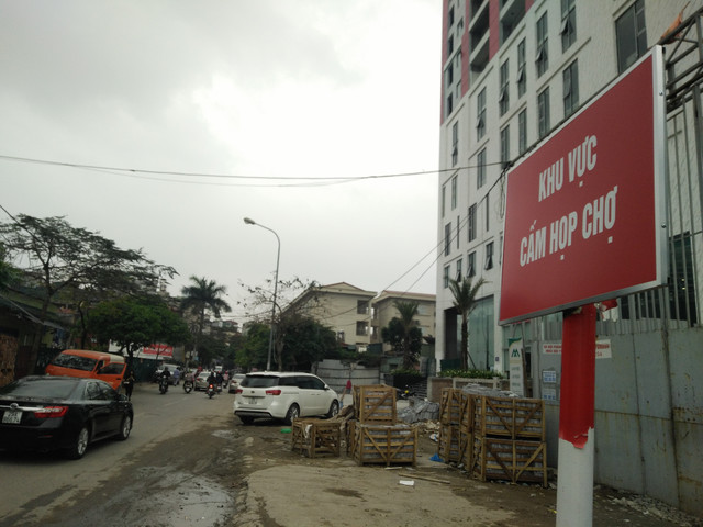 Hà Nội: Chợ tạm, không phép "mọc" ngang nhiên tại quận Cầu Giấy - Hình 4 Ha Noi: Cho tam, khong phep