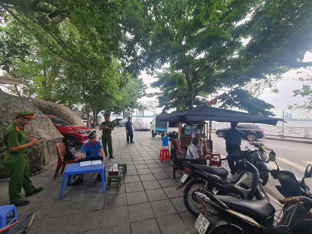 Thanh tra giao thông quận Tây Hồ dẹp bãi xe không phép ở phường Bưởi - Hình 5 Thanh tra giao thong quan Tay Ho dep bai xe khong phep o phuong Buoi-Hinh-5