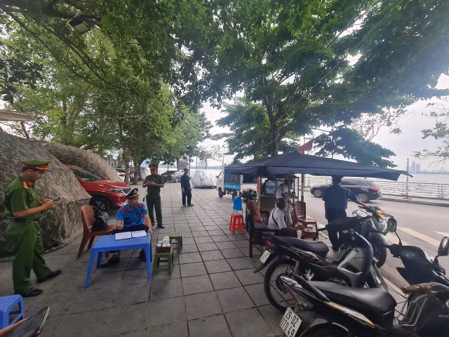 Thanh tra giao thong quan Tay Ho dep bai xe khong phep o phuong Buoi-Hinh-5