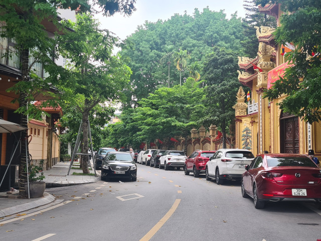 Thanh tra giao thông quận Tây Hồ dẹp bãi xe không phép ở phường Bưởi - Hình 2 Thanh tra giao thong quan Tay Ho dep bai xe khong phep o phuong Buoi-Hinh-2