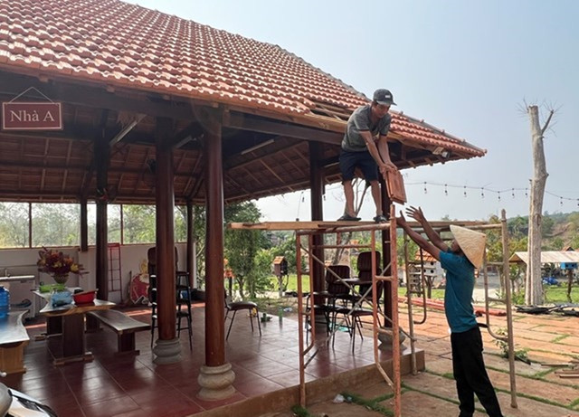 Hình ảnh tháo dỡ loạt công trình trái phép của giám đốc công ty Đoàn Thành Đắk Lắk - Hình 11 Hinh anh thao do loat cong trinh trai phep cua giam doc cong ty Doan Thanh Dak Lak-Hinh-11