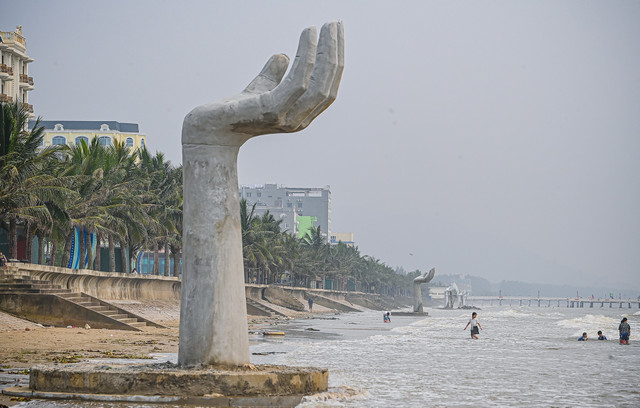 Cận cảnh những bàn tay “khổng lồ” xây ở bờ biển Thanh Hóa gây tranh cãi Can canh nhung ban tay “khong lo” xay o bo bien Thanh Hoa gay tranh cai