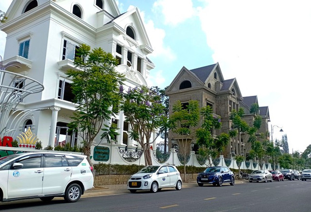 Ai đứng sau Công ty quốc tế Năm Sao Đà Lạt xây biệt thự không phép? Ai dung sau Cong ty quoc te Nam Sao Da Lat xay biet thu khong phep?