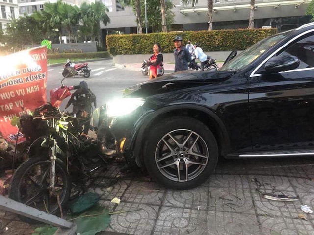 Xe Mercedes tông tài xế GrabBike tử vong, nữ tiếp viên hàng không bị thương nặng Xe Mercedes tong tai xe GrabBike tu vong, nu tiep vien hang khong bi thuong nang