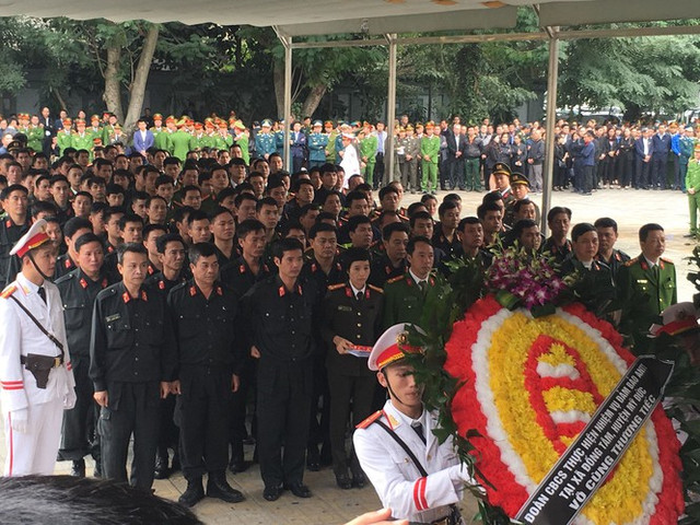 Hình ảnh lễ tang 3 công an hi sinh ở Đồng Tâm - Hình 8 Hinh anh le tang 3 cong an hi sinh o Dong Tam-Hinh-8