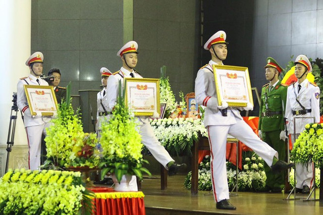 Hình ảnh lễ tang 3 công an hi sinh ở Đồng Tâm - Hình 10 Hinh anh le tang 3 cong an hi sinh o Dong Tam-Hinh-10