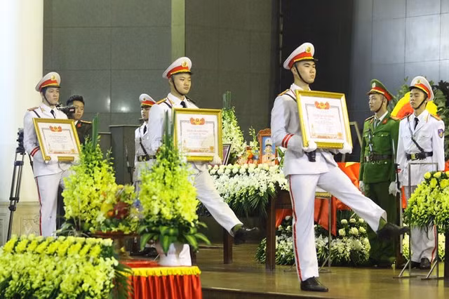 Hinh anh le tang 3 cong an hi sinh o Dong Tam-Hinh-10