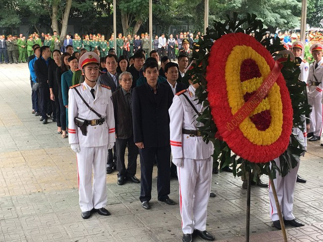 Hình ảnh lễ tang 3 công an hi sinh ở Đồng Tâm - Hình 7 Hinh anh le tang 3 cong an hi sinh o Dong Tam-Hinh-7